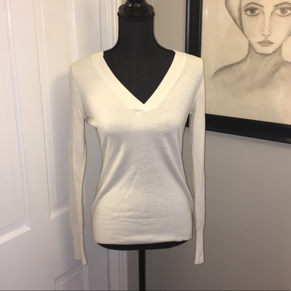 New York & Co v-neck sweater 💛